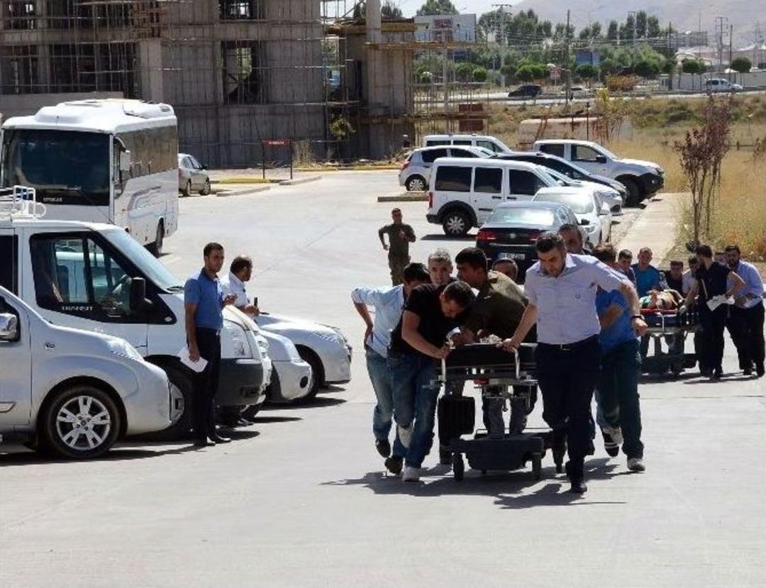 Bitlis&rsquo;te Yaralılar Hastaneye Getirildi