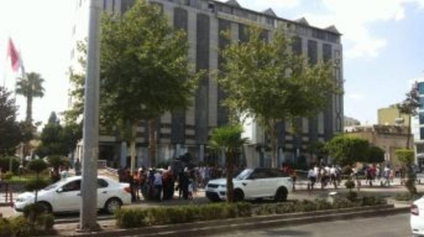 B&uuml;y&uuml;kşehir Belediyesi &Ouml;n&uuml;nde Gerginlik