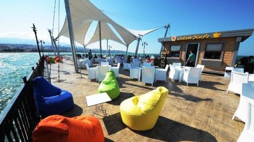 Denizin İ&ccedil;inde &Ccedil;ay Kahve Keyfi