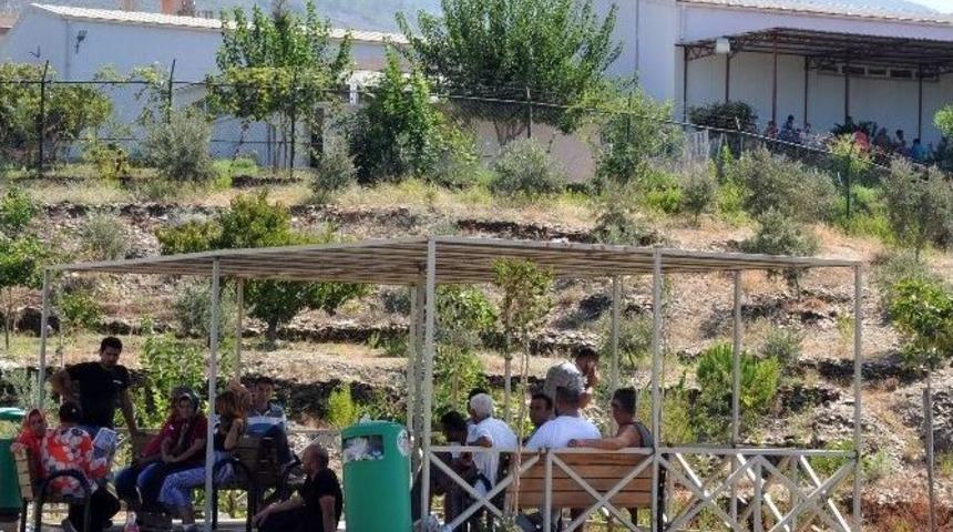 Alanya&rsquo;da Mahkum Yakınlarının Cezaevi &Ouml;n&uuml;nde Bekleyişi Devam Ediyor