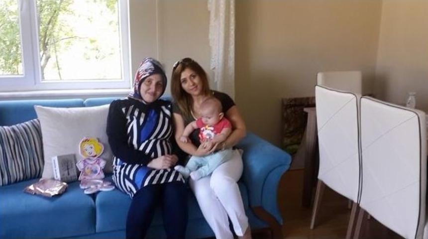 Bayan Demirtaş, Yeni Doğan Bebeğin Ailesini Ziyaret Etti