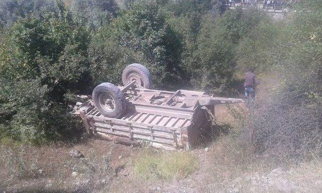 Tokat’ta Tomruk Yüklü Römork Devrildi: 1 Ölü, 1 Yaralı