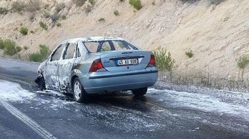 Seyir Halindeki Otomobil Yanarak K&uuml;l Oldu