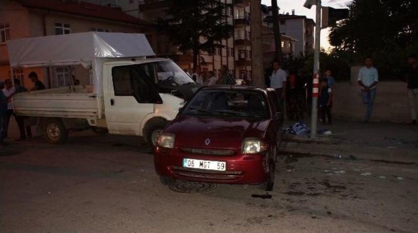 Başkent&rsquo;te Otomobille Kamyonet &Ccedil;arpıştı: 6 Kişi Yaralandı