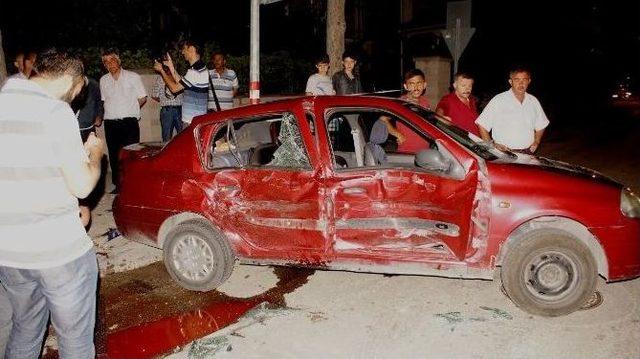 Başkent’te Otomobille Kamyonet Çarpıştı: 6 Kişi Yaralandı