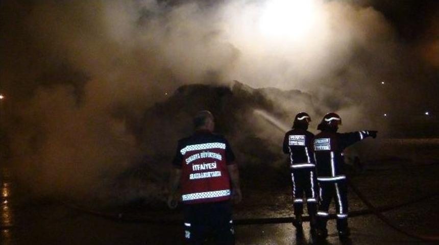 Dinlenme Tesisine Park Ettiği Saman Y&uuml;kl&uuml; Tır Alev Alev Yandı