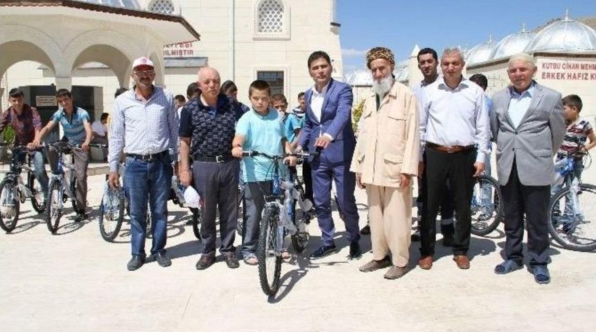 Yozgatlı Hayırsever İş Adamı Bilal Şahin Hafızlık Eğitimi Alan &Ouml;ğrencilerine Bisiklet Hediye Etti