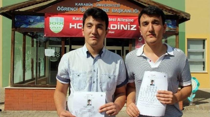 Karab&uuml;kl&uuml; İkizler Fatih Ve Berkay, Aynı Puanı Alıp Aynı B&ouml;l&uuml;me Yerleşti