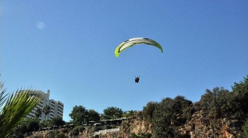 Antalya&rsquo;da Paraş&uuml;t&ccedil;&uuml;ler Yasağa Direniyor
