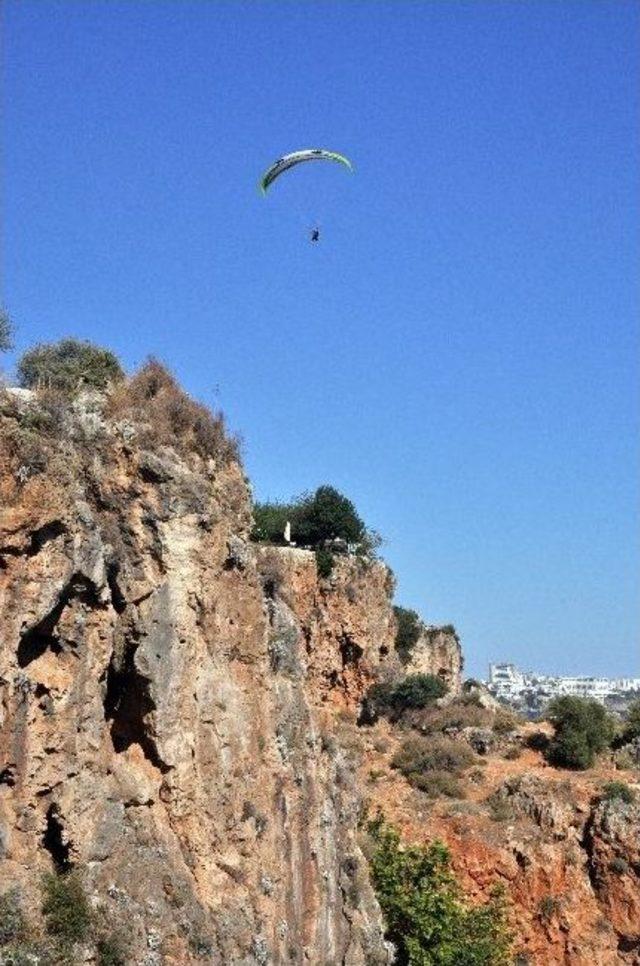Antalya’da Paraşütçüler Yasağa Direniyor
