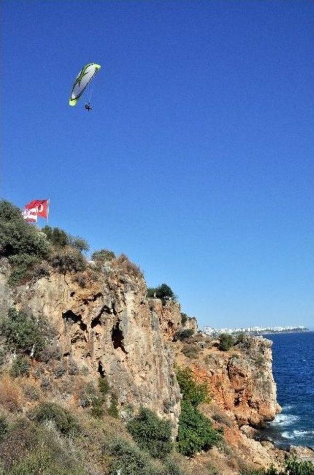 Antalya’da Paraşütçüler Yasağa Direniyor
