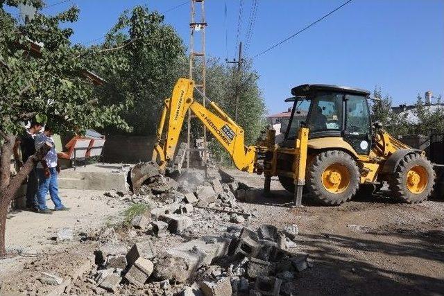 Tuşba Belediyesi’nden Yol Açma Ve Genişletme Çalışması