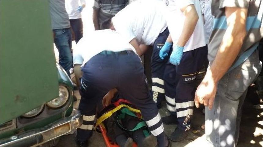 Oto Lastik&ccedil;i Otomobilin Altında Kaldı