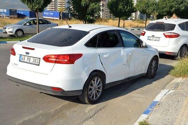 Manisa’da Motosiklet Ve Otomobil Çarpıştı: 2 Yaralı