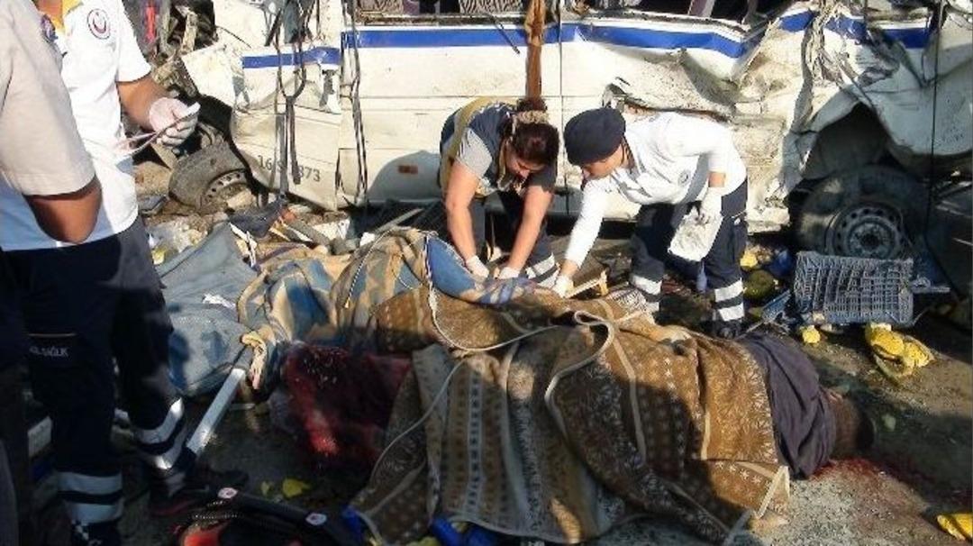 Kire&ccedil; Y&uuml;kl&uuml; Tır, Fabrika Servisine &Ccedil;arptı: 2 &Ouml;l&uuml;, 9 Yaralı