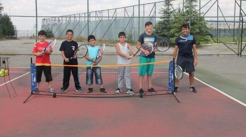 &Uuml;cretsiz Spor Okullarında Tenis &Ouml;ğreniyorlar