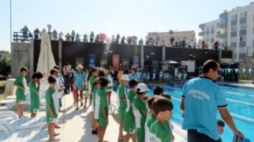 Minik Y&uuml;z&uuml;c&uuml;ler Sertifikalarını Aldı