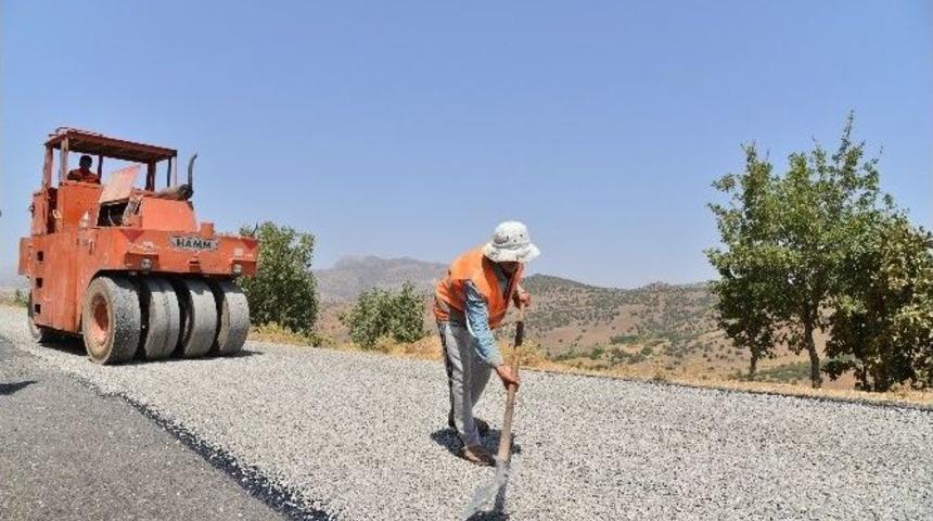 &Ccedil;ermik&rsquo;in Kırsal Mahallelerinde Asfaltlama S&uuml;r&uuml;yor