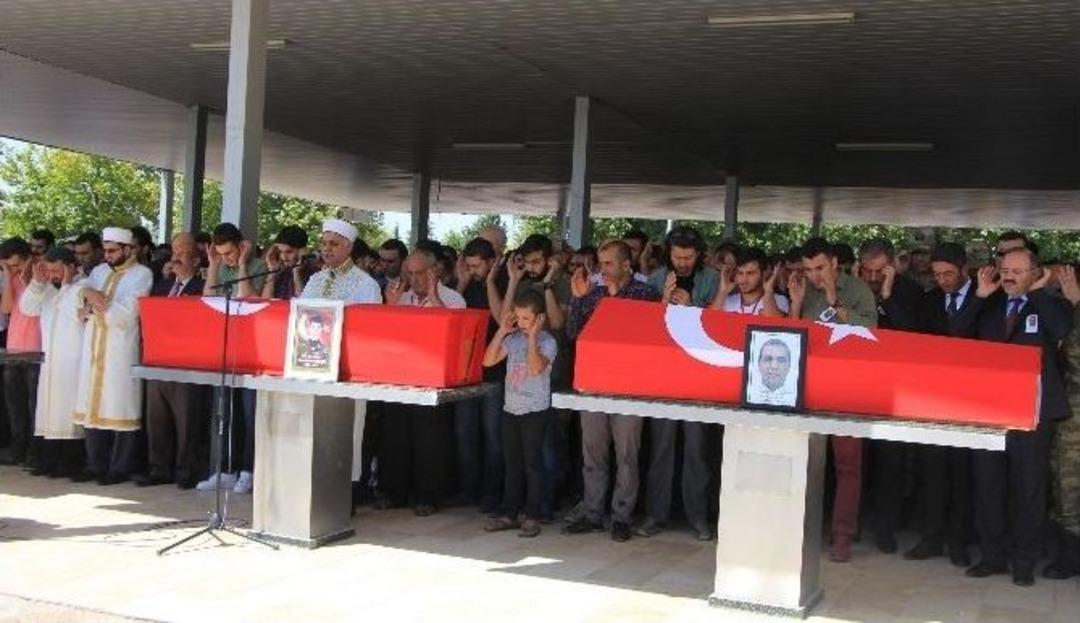 Şehit Polisler G&ouml;zyaşları Arasında Toprağa Verildi