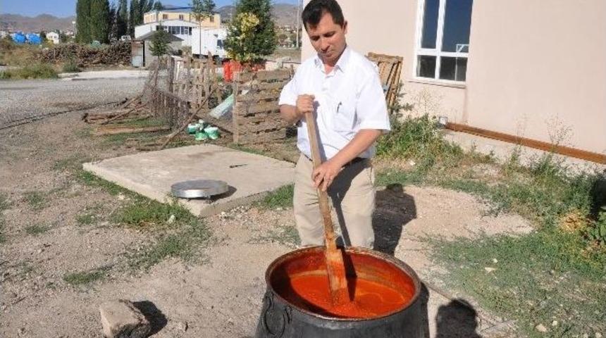 Her Yıl 1,5 Ton Organik Domates Sosu Hazırlayıp M&uuml;şterilerine &Uuml;cretsiz İkram Ediyor