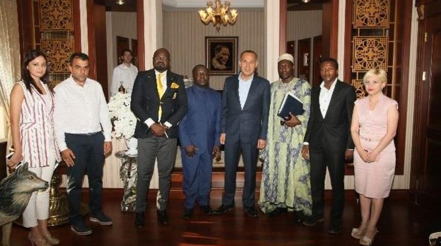 Sözlü’den Kamerun’a Asfalt Yol Yapımında Yardım Sözü