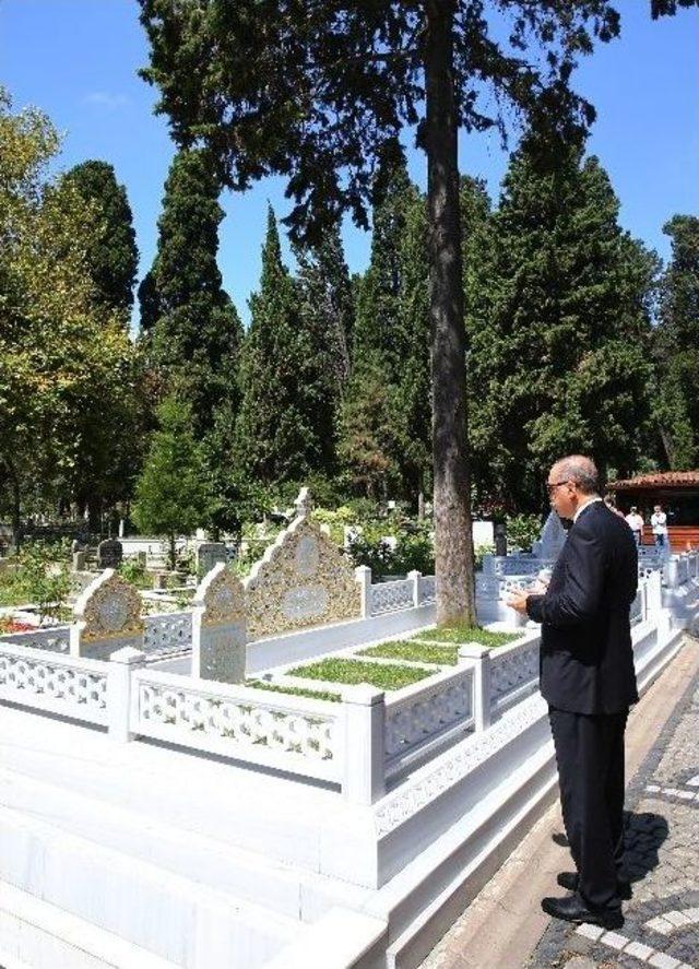 Cumhurbaşkanı Erdoğan, Arkadaşı Erol Olçok Ve Oğlunun Mezarlarını Ziyaret Etti