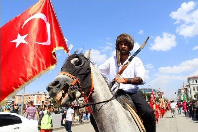 Erzurum’da Güreş Öncesi Kortej