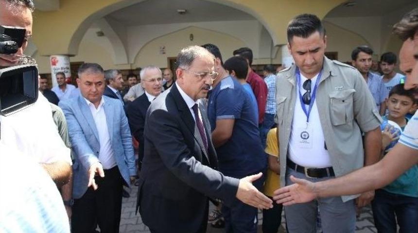 Bakan &Ouml;zhaseki, Cuma Namazını Şehitler Cami&rsquo;de Kıldı