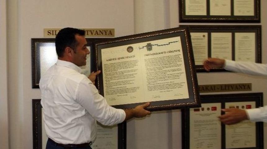 Havalimanındaki Dijital Ekran Krizi Kardeşliği Bitirdi