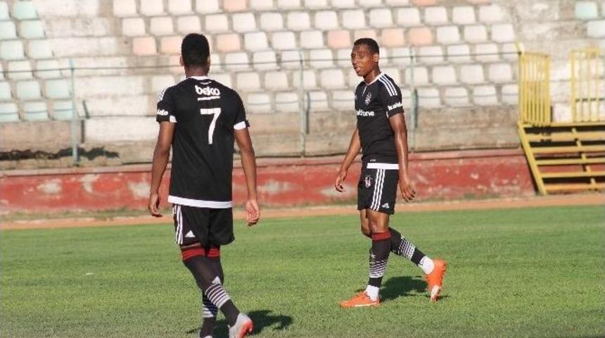 Daniel Amokachi&rsquo;nin Oğulları Nazim İle Kalim G&ouml;r&uuml;c&uuml;ye &Ccedil;ıktı