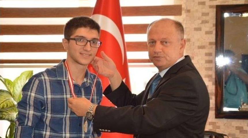 Kaymakamdan Başarılı Öğrenciye Tebrik