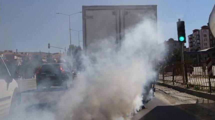 Egzozundan Aşırı Duman &Ccedil;ıkartan Kamyonet Trafiği Tehlikeye D&uuml;ş&uuml;rd&uuml;