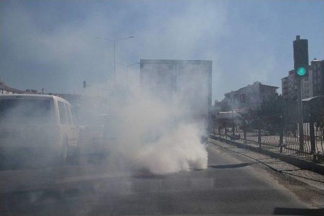 Egzozundan Aşırı Duman Çıkartan Kamyonet Trafiği Tehlikeye Düşürdü