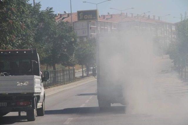 Egzozundan Aşırı Duman Çıkartan Kamyonet Trafiği Tehlikeye Düşürdü