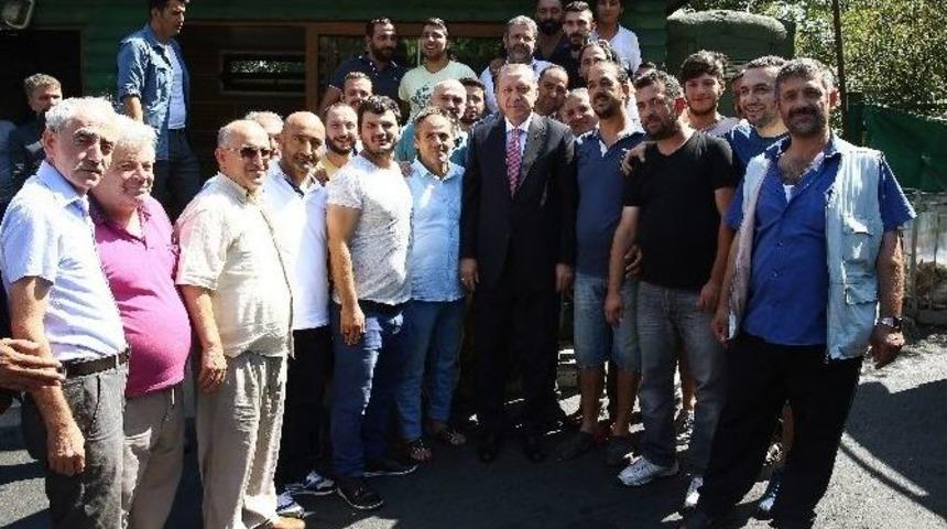 Cumhurbaşkanı Erdoğan Dolmuş Durağını Ziyaret Etti