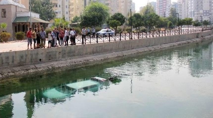 Otomobil Sulama Kanalına Uçtu