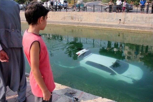 Otomobil Sulama Kanalına Uçtu 1