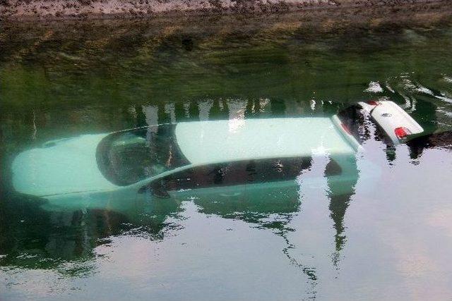 Otomobil Sulama Kanalına Uçtu 2