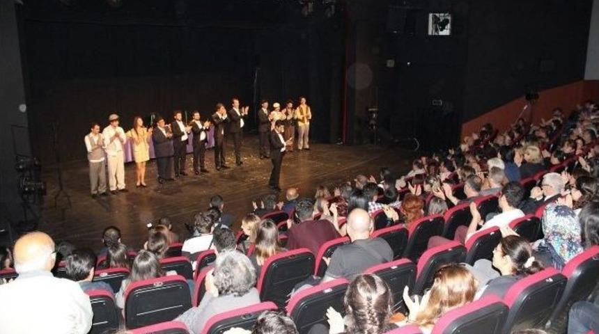 Alanya Belediye Tiyatrosuna &Ouml;d&uuml;l Yağdı