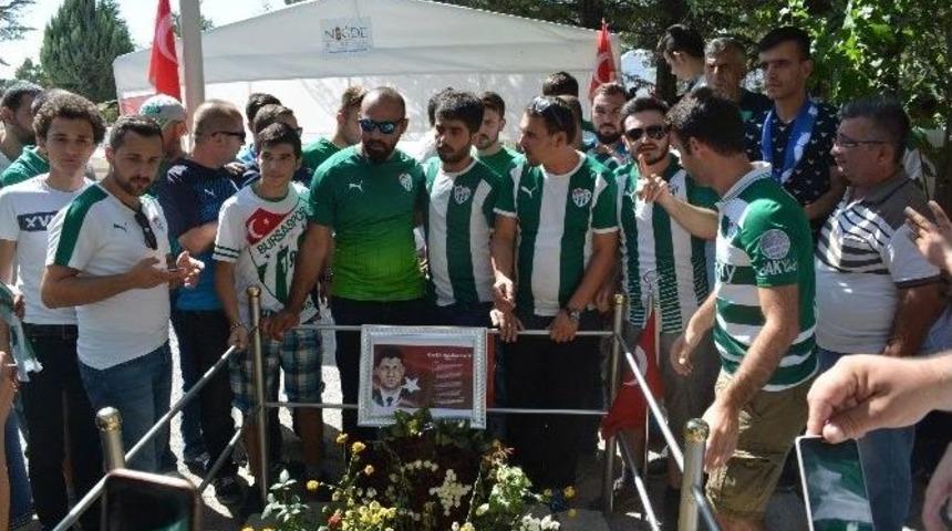 Bursaspor Taraftarı, Kahraman Şehidin Ailesini Ziyaret Etti