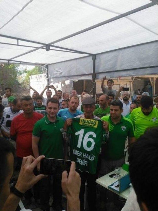 Bursaspor Taraftarı, Kahraman Şehidin Ailesini Ziyaret Etti