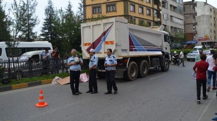 Trabzon&rsquo;da Kamyon Yaşlı Kadına &Ccedil;arptı: 1 &Ouml;l&uuml;