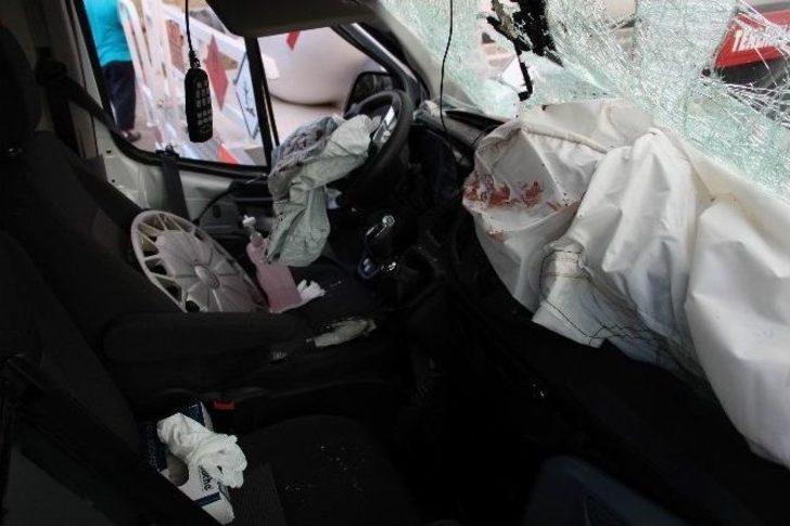 Ambulans İle Tanker Çarpıştı: 3 Yaralı G3