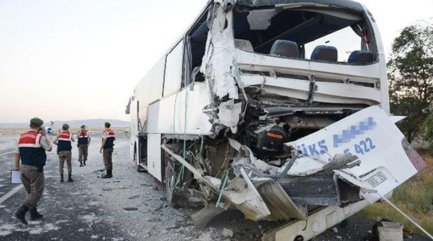 Tır Otob&uuml;se Arkadan &Ccedil;arptı: 8 Yaralı