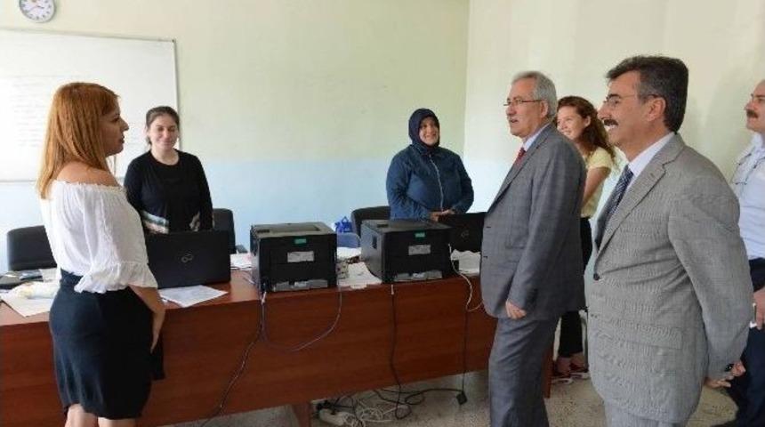 Rekt&ouml;r Kaplan &Ouml;ğrencilerin Heyecanına Ortak Oldu