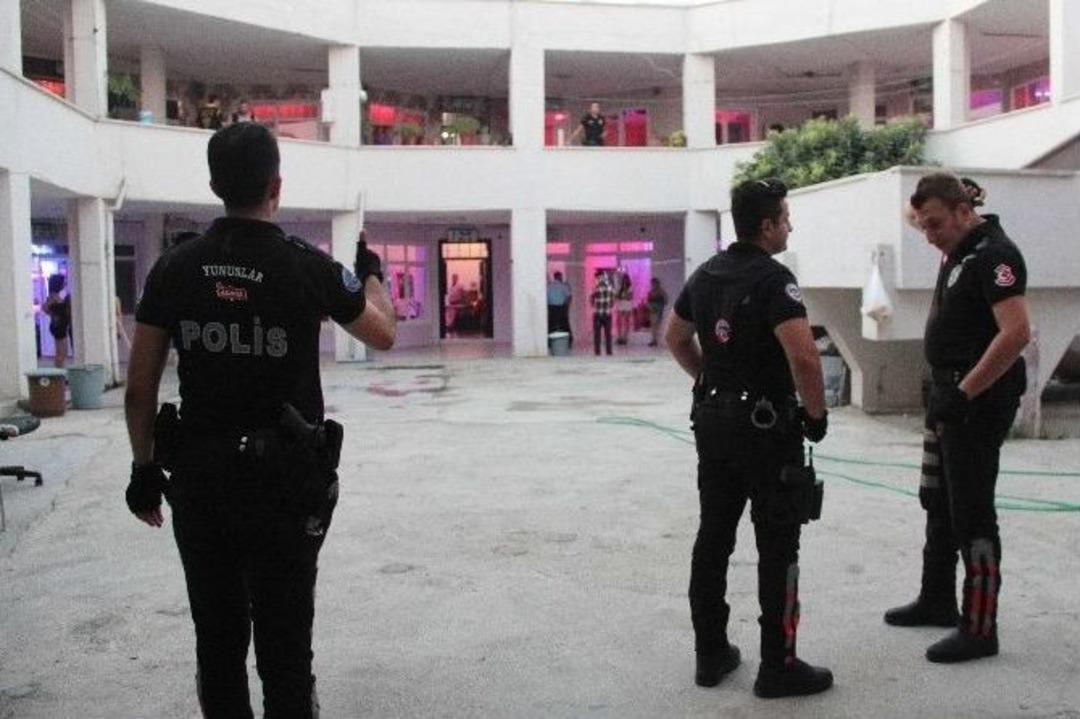 Adana&rsquo;da Sosyal Evlere Şok Baskın