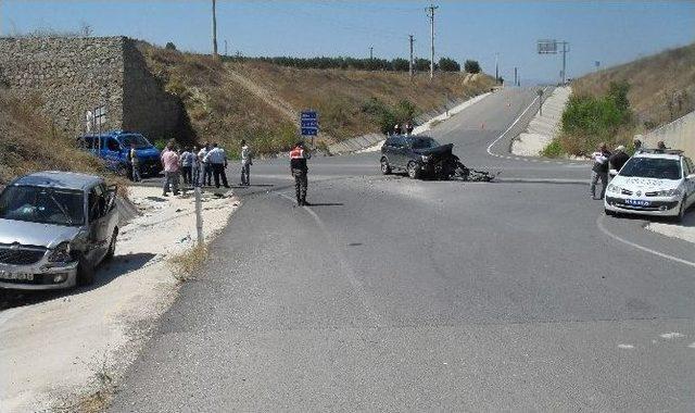 Osmaneli De İki Otomobil Kafa Kafaya Çarpıştı: 6 Yaralı