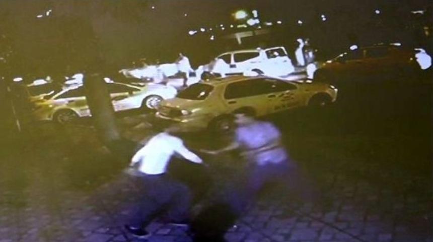 Seyir Halindeki Taksinin &Ouml;n&uuml;n&uuml; Kesip, Aracı Ka&ccedil;ırdılar