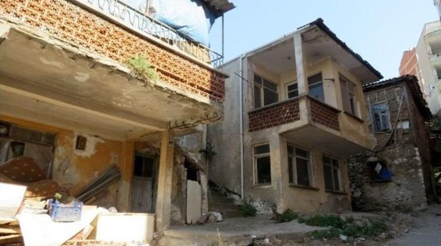 G&uuml;zelyalı&rsquo;daki Metruk Evler Tehlike Sa&ccedil;ıyor