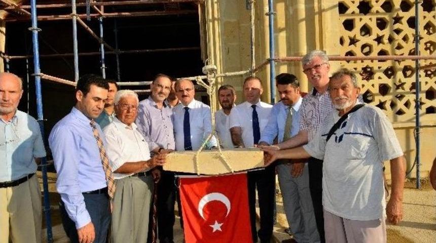Akdeniz &Uuml;niversitesi Cami&rsquo;ne Son Taş Vali Karaloğlu&rsquo;ndan